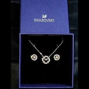 NEW💥SWAROVSKI CRYSTAL SILVER FLOWER SET